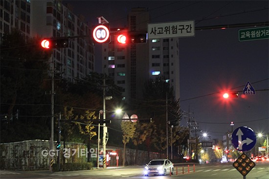 교육원삼거리에 설치된 ‘제한속도 60’ 태양광 LED 표지판ⓒ경기타임스