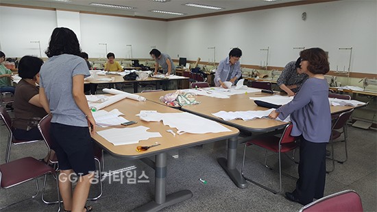 팔달여성새로일하기센터에서 최승원 강사의 '수선화' 동아리 교육 장면ⓒ경기타임스