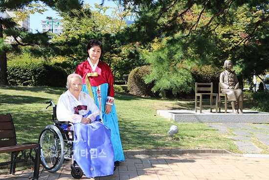 수원평화비 앞에 선 안점순 할머니와 황의숙 센터장ⓒ경기타임스