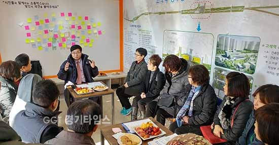염태영 수원시장이 고색동 수인선 공사현장에 설치된 소통박스에서 주민들과 대화하고 있다.ⓒ경기타임스