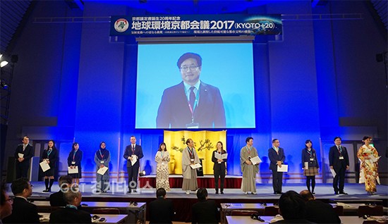 ‘교토+20 선언’ 낭독에 앞서 염태영 수원시장(오른쪽 2번째)이 소개되고 있다.ⓒ경기타임스