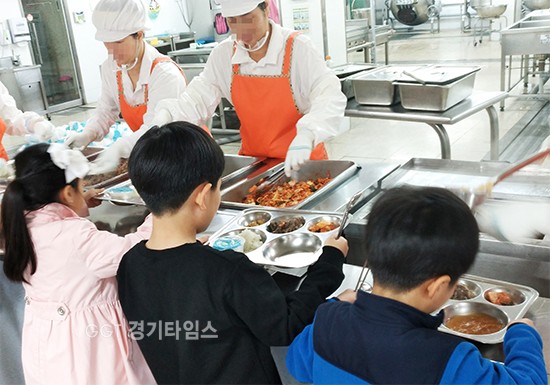 점심 급식을 받는 어린이들ⓒ경기타임스