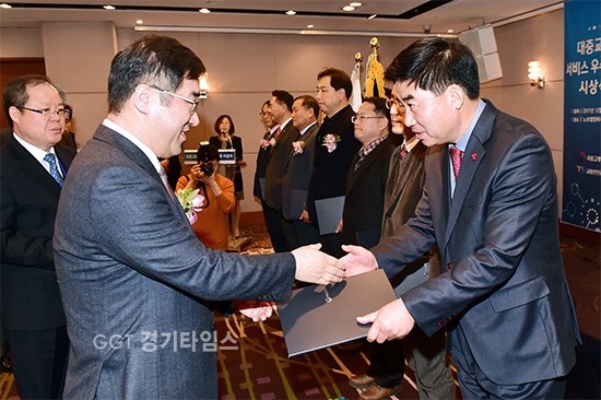 수원시가 ‘2017 대중교통 시책평가’에서 최우수기관으로 선정...신태호 수원시 안전교통국장(오른쪽)이 수원시를 대표해 국토교통부장관 기관 표창을 받고 있다.ⓒ경기타임스