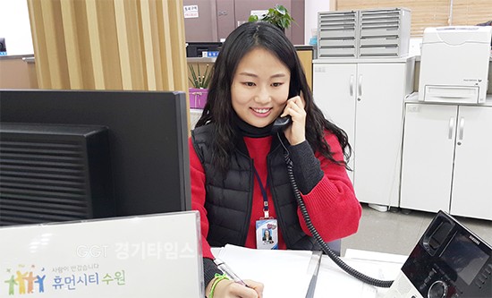 수원시 시민봉사과 공무원이 전화로 민원을 처리하고 있다.ⓒ경기타임스