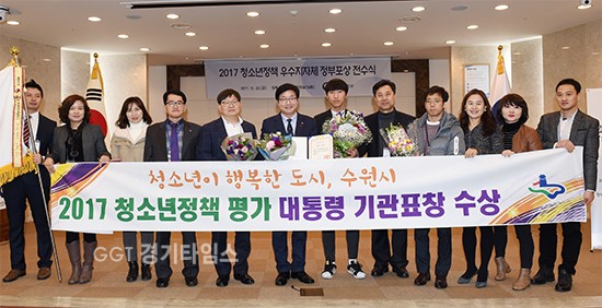 염태영 수원시장(오른쪽 1번째)이 정현백 여성가족부 장관과 기념촬영을 하고 있다.ⓒ경기타임스