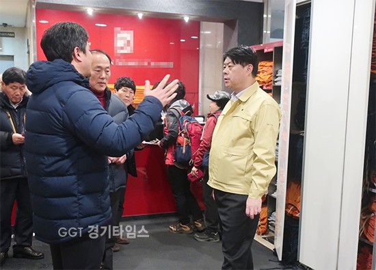 이한규 수원시 제1부시장이 22일 시 소재 대형 목욕장 내부시설의 안전관리실태를 점검하고 있다.ⓒ경기타임스