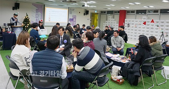 지난 22일 청년바람지대(팔달구 행궁로84번길 23) 가지가지홀에서 수원 청년들과 수원지역 기업 관계자가 함께하는 ‘수원청년 또 다른 시작 × 잡다(JOB多)한 밤’ 행사ⓒ경기타임스