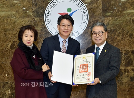 이재정 경기도교육감이 남부청사에서 퇴임 공무원 훈․포장 41명, 표창 48명 훈·포장 전수식을 가졌다ⓒ경기타임스