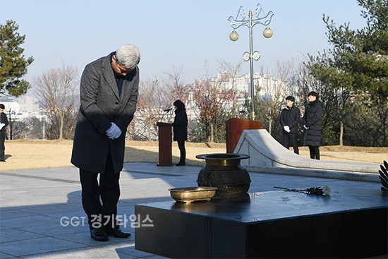 지난 1일 곽상욱 오산시장이 수청동에 위치한 현충탑에서‘2018년 신년참배’ⓒ경기타임스
