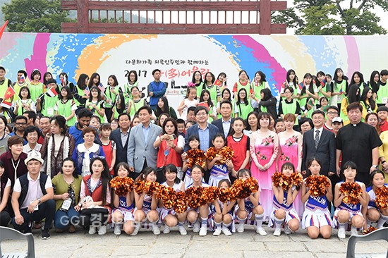 지난 7월 수원시 다문화가족다어울림한마당에서 기념촬영을 하고 있는 염태영 수원시장(가운데)와 이주민들.ⓒ경기타임스
