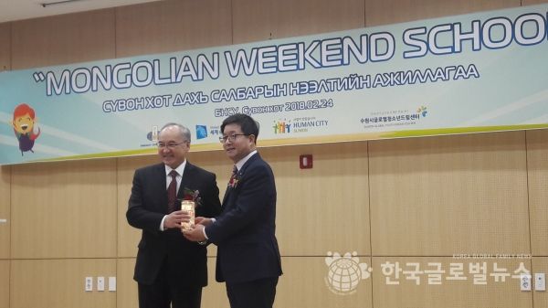 몽골대사관(왼쪽)과 수원시장(오른쪽)의 선물을 주고 받고 있다 몽골대사관(왼쪽)과 수원시장(오른쪽)의 선물을 주고 받고 있다