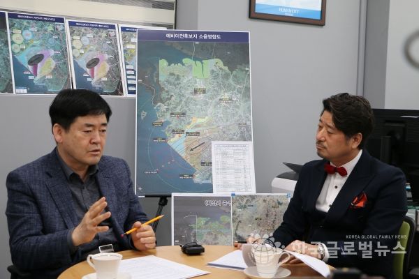 사진왼쪽이 이범식 단장.오른쪽 전철규기자 사진왼쪽이 이범식 단장.오른쪽 전철규기자