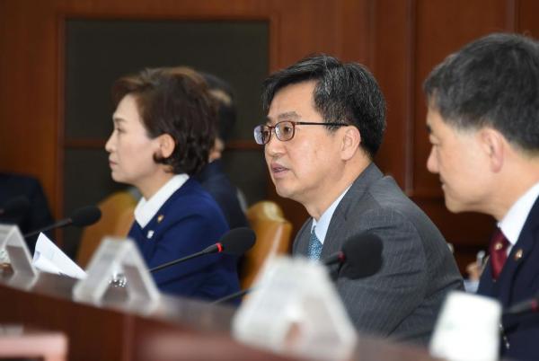 ▲ 김 부총리 "美 관세 부과 조치에 총력 대응"