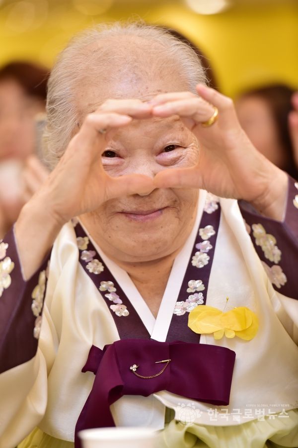 구순잔치에서 환하게웃던 안점순할머니 구순잔치에서 환하게웃던 안점순할머니