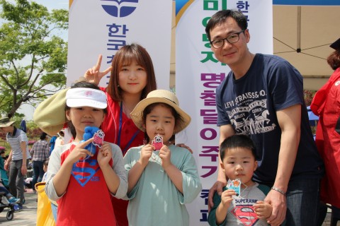 ▲ 한국청소년연맹, ‘행복한 가족 지킴이’ 미아방지 목걸이 달아주기 캠페인 실시