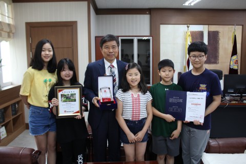 ▲ 희망사과나무, 서울원촌초·서울압구정초·서울보라매초·경인교대부설초 등 5개 초등학교 사랑의 동전 모아 성금 기부
