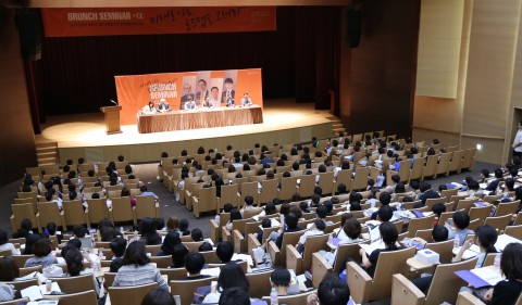 ▲ ‘2018 브런치 세미나 알파’ 미래학자와 학생들 직접 소통
