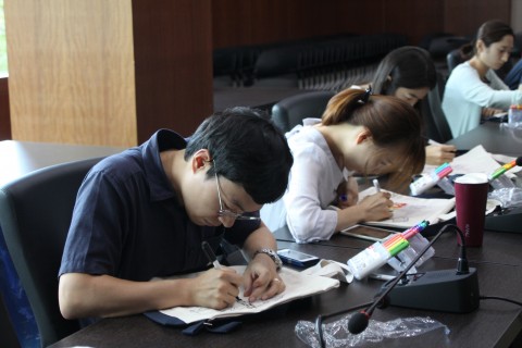 ▲ 서울연구원 임직원 봉사단, 저개발국 아이들 위한 Give 책가방 만들기 참여
