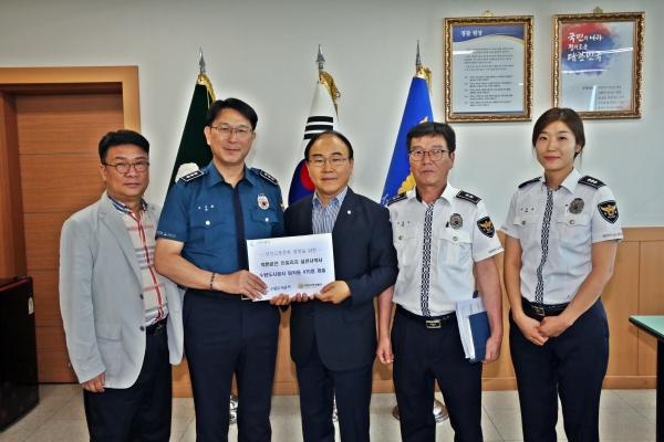 왼쪽부터 이창원 경영지원부장, 오근환 경비교통과장, 이부영 사장, 이승기 교통관리계장, 이은숙 교통관리계 경사