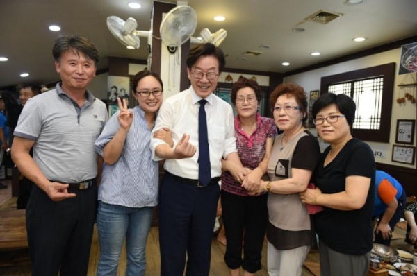 이재명 지사가 청원경찰, 환경미화원과 기념촬영을 하고 있다 이재명 지사가 9일 청원경찰, 환경미화원과 기념촬영을 하고 있다