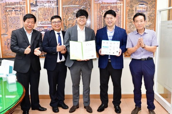이한규 수원시 제1부시장(오른쪽 두 번째)과 오상훈 ㈜럭스로보 대표(오른쪽 세 번째)가 관계자들과 기념촬영을 하고 있다. 이한규 수원시 제1부시장(오른쪽 두 번째)과 오상훈 ㈜럭스로보 대표(오른쪽 세 번째)가 관계자들과 기념촬영을 하고 있다.