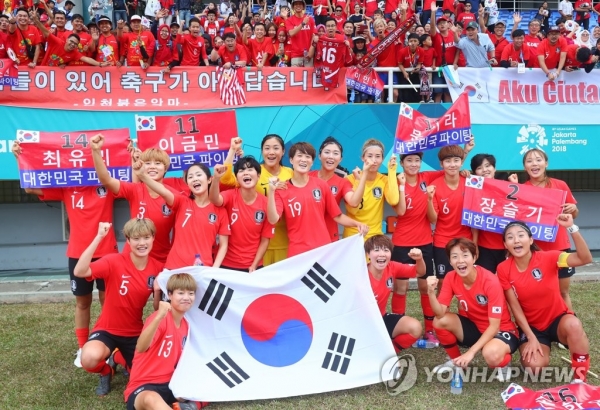 동메달 결정전 대만에 승리를 거두며 동메달을 획득한 선수들이 관중들과 다함께 파이팅을 외치는 사진 연합뉴스 펌 동메달 결정전 대만에 승리를 거두며 동메달을 획득한 선수들이 관중들과 다함께 파이팅을 외치는 사진 연합뉴스 펌