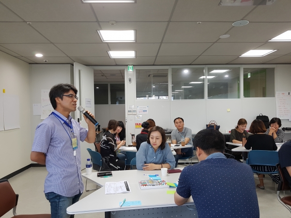 워크숍에 참여한 참가자가 통합플랫폼에 대한 의견을 제시하고 있다.