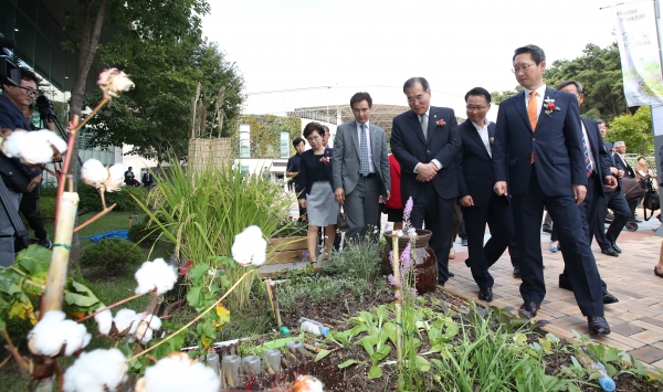 제7회 대한민국 도시농업 박람회에 참여한 주요 내빈들이 1평 도심텃밭을 살펴보고 있다. 제7회 대한민국 도시농업 박람회에 참여한 주요 내빈들이 1평 도심텃밭을 살펴보고 있다.