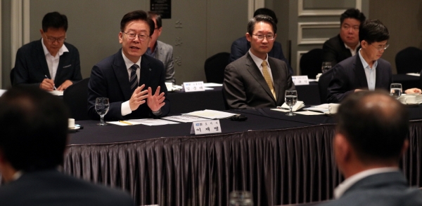 야당 국회의원과의 정책협의회 모습
