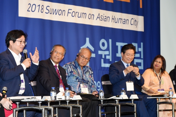 염태영 수원시장이 도시 정상들과의 대화에서 발언하고 있다. 염태영 수원시장이 도시 정상들과의 대화에서 발언하고 있다.