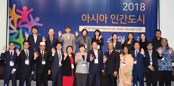 염태영 수원시장(가운데)이 아시아 인간도시 포럼에서 참가자들과 기념촬영을 하고 있다. 염태영 수원시장(가운데)이 아시아 인간도시 포럼에서 참가자들과 기념촬영을 하고 있다.