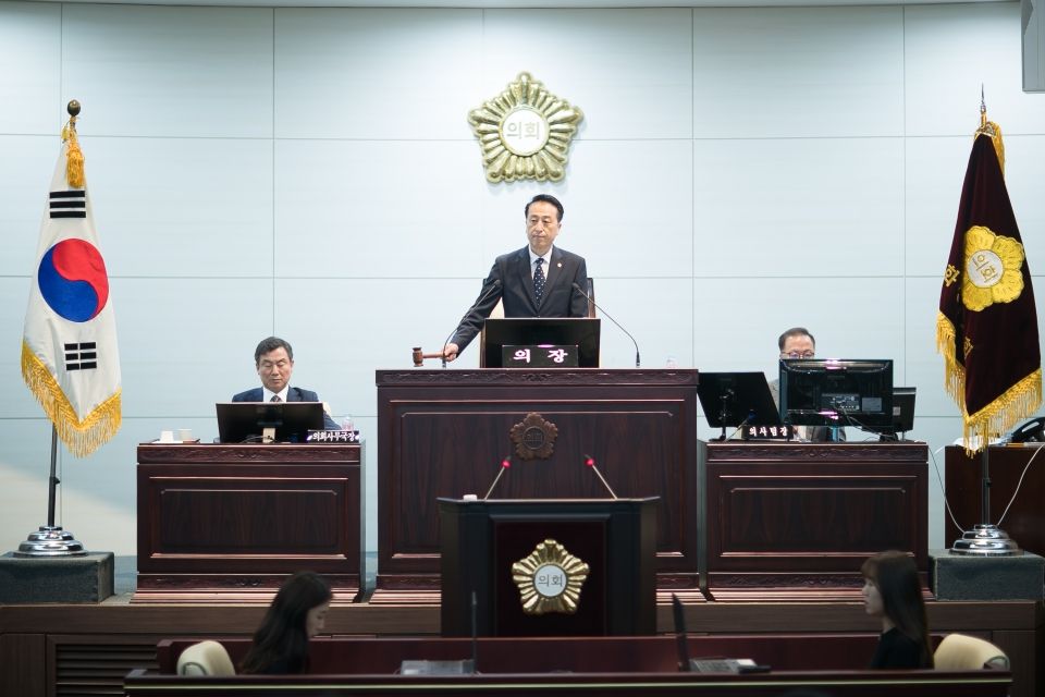 김홍성의장이 제175회 화성시의회 제1차 정례회’의 폐회를 선언하고 있다. 김홍성의장이 제175회 화성시의회 제1차 정례회’의 폐회를 선언하고 있다.