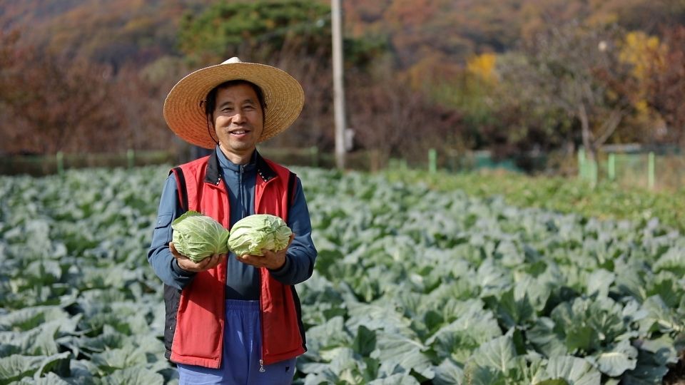 한 수원시 농업인이 GAP 인증을 받은 농산물을 들고 있다.
