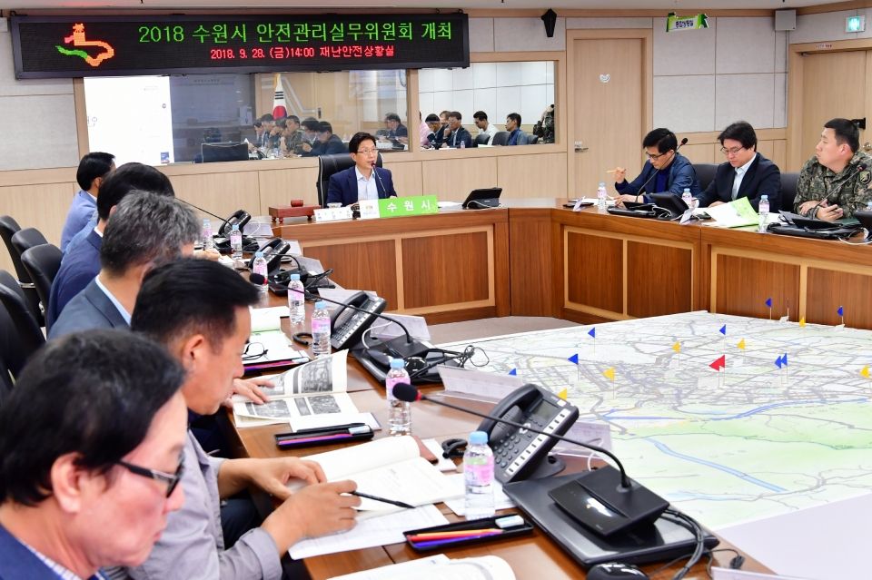 백운석 수원시 제2부시장(가운데)이 ‘2018 안전관리실무위원회’를 열고 10월 열리는 행사의 안전대책을 점검하고 있다. 백운석 수원시 제2부시장(가운데)이 ‘2018 안전관리실무위원회’를 열고 10월 열리는 행사의 안전대책을 점검하고 있다.