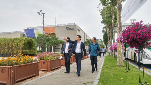 백운석 부시장(가운데)이 정조대왕능행차 구간을 점검하고 있다.