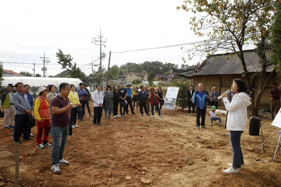 화성시가 3.1운동 100주년을 앞두고 추진하고 있는 만세길 복원사업을 알리고자 28일 시민들과 함께 걷기 대회를 열었다. 사진은 독립운동가 차병혁 선생의 집터에서 문화해설사가 설명하고 있는 모습 화성시가 3.1운동 100주년을 앞두고 추진하고 있는 만세길 복원사업을 알리고자 28일 시민들과 함께 걷기 대회를 열었다. 사진은 독립운동가 차병혁 선생의 집터에서 문화해설사가 설명하고 있는 모습