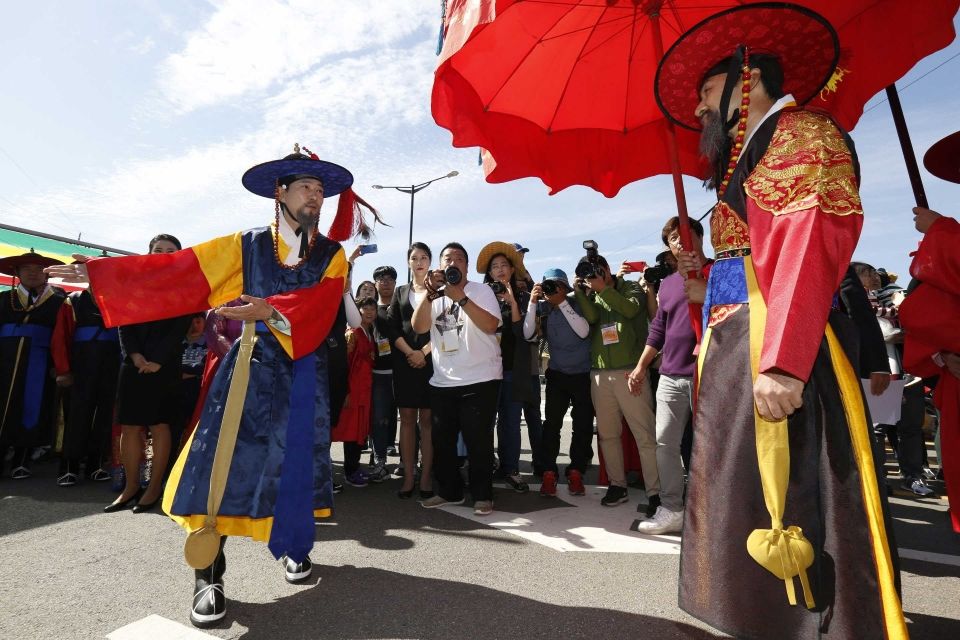 정조대왕 능행차를 서철모 화성유수가 맞이하는 모습