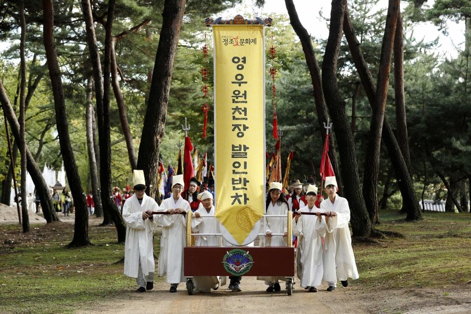 지난6일 열린 영우원 천장 모습, 사도세자의 묘를 천하제일 명당 화성시 융릉으로 이장하는 왕실 장례문화 재현행사로 올해 처음으로 열렸다. 1