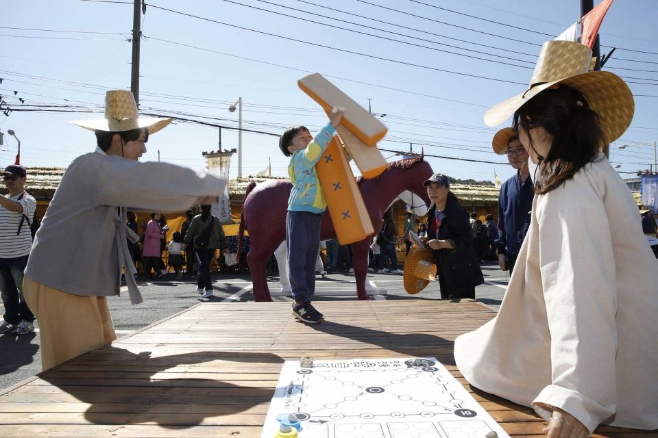 정조효문화제에 참여한 시민들이 전통윷놀이를 체험하는 모습