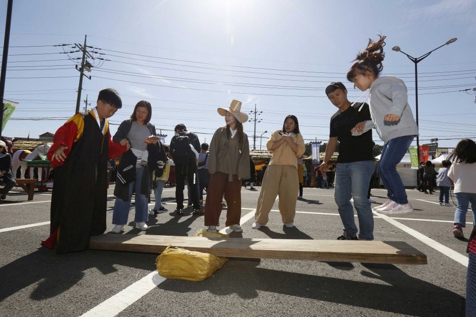 정조효문화제에 참여한 시민들이  널뛰기 놀이 체험하는 모습