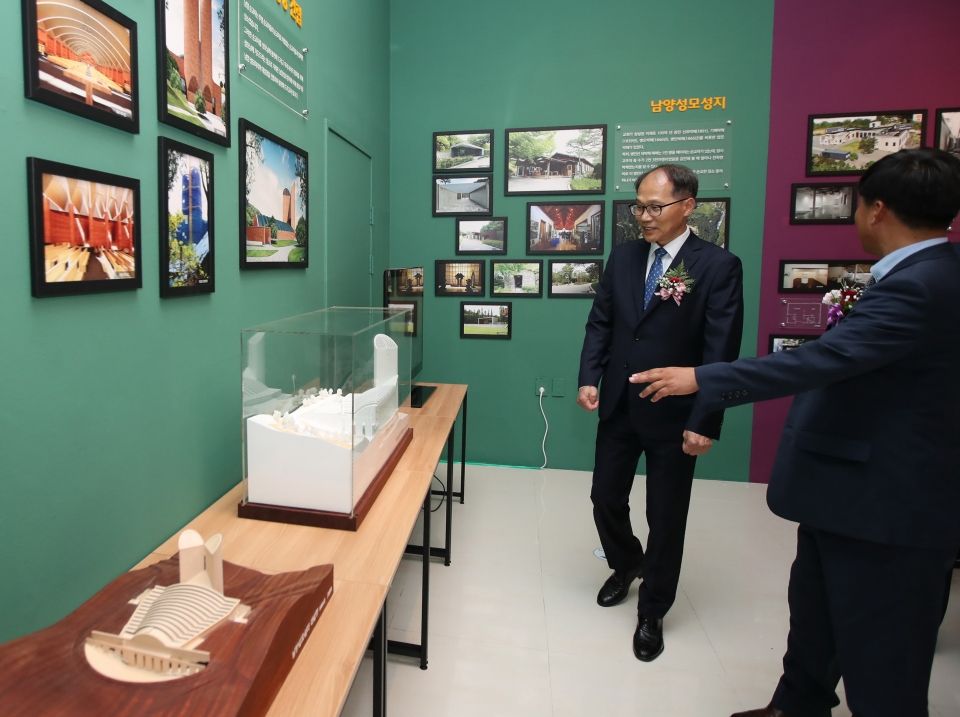 동탄복합문화센터에서 열린 제3회 건축문화제에서 황성태 부시장이 전시작품들을 감상하고 있다. 동탄복합문화센터에서 열린 제3회 건축문화제에서 황성태 부시장이 전시작품들을 감상하고 있다.