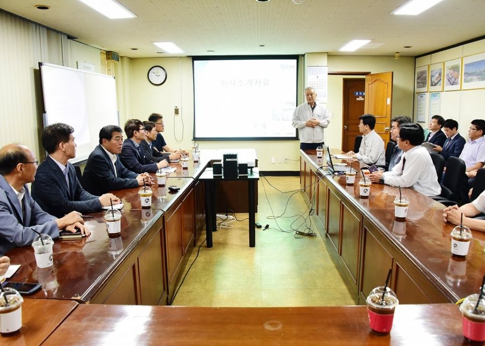 윤화섭 안산시장(왼쪽 가운데)이 8월 30일 성곡동 소재 ㈜일신화학에서 ‘기업 SOS 이동시장실’ 간담회를 갖고 기업 및 노동자들의 애로사항과 개선 방안에 대한 의견을 청취하고 있다.