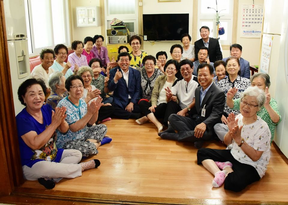 윤화섭 안산시장(가운데 왼쪽)이 7월 16일 단원구 선부동 달미경로당 무더위 쉼터를 찾아 불편사항을 점검하고 어르신들과 기념촬영을 하고 있다.