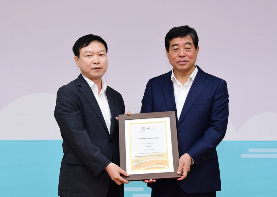 윤화섭 안산시장(오른쪽)이 9월 4일 시청 대회의실에서 유네스코 평생학습원 신규 회원 도시 선정 인증서를 전달받고 기념촬영을 하고 있다.