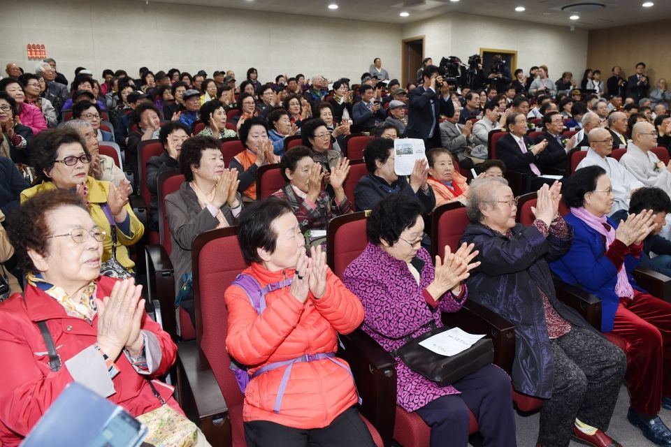 자료사진_지난 3월 팔달노인복지관 개관식에 참석한 어르신들.