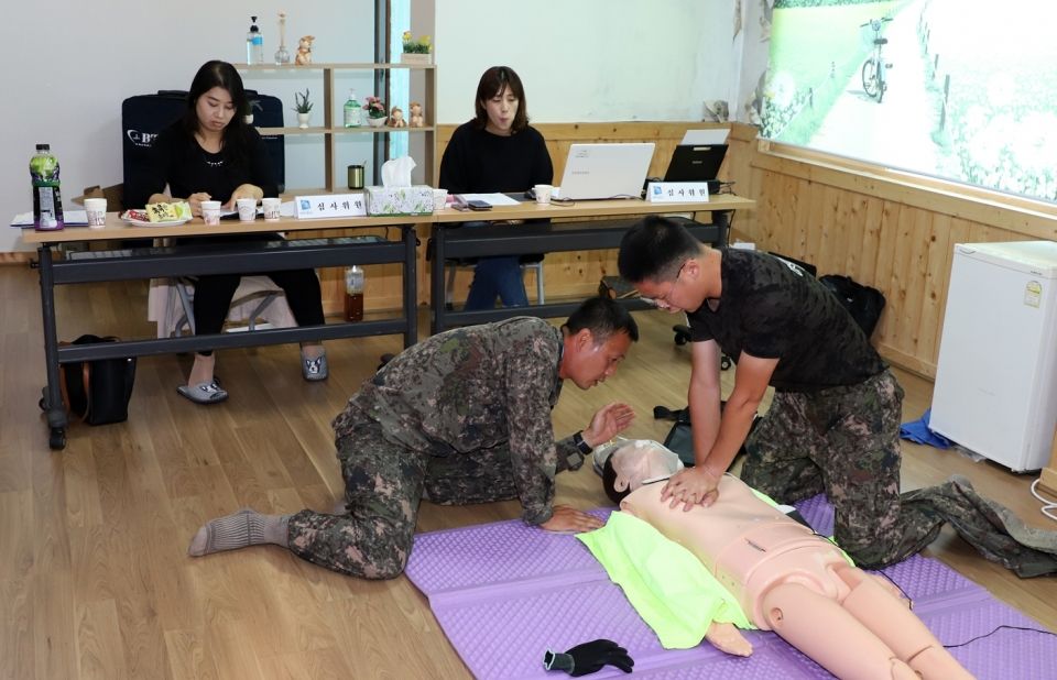 5사단 토우중대 박병채 중사와 이원선 병사가 적극적인 심폐소생술을 하고 있다.