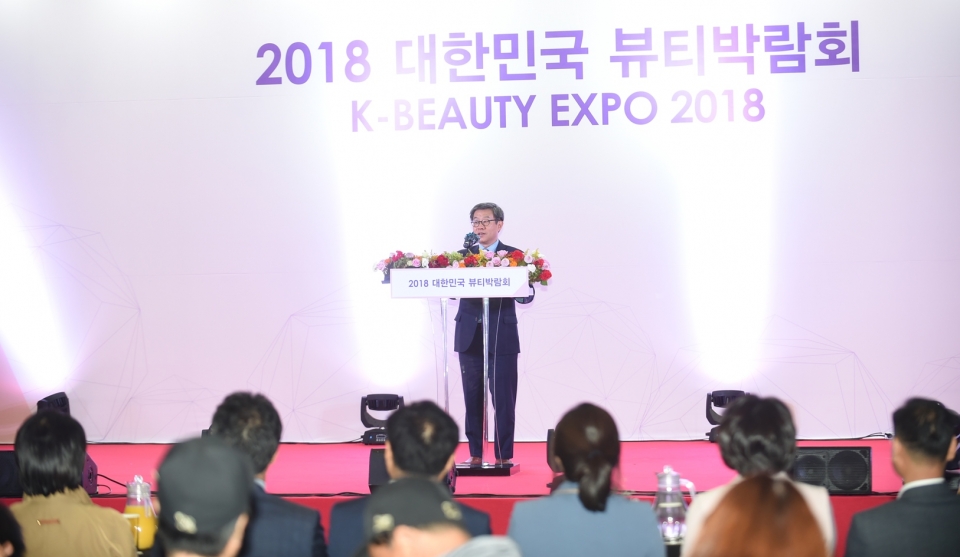 박신환 도 경제노동실장이 인사말을 하고 있다.