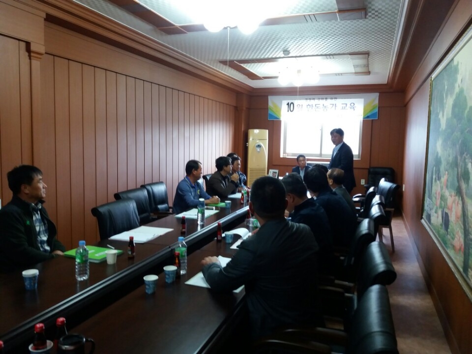 성수석 의원이 이천 축산농가의 애로사항을 청취하고 있다.