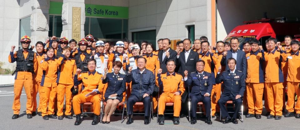 현장을 둘러본 후 단체사진을 찍고 있다. 현장을 둘러본 후 단체사진을 찍고 있다.