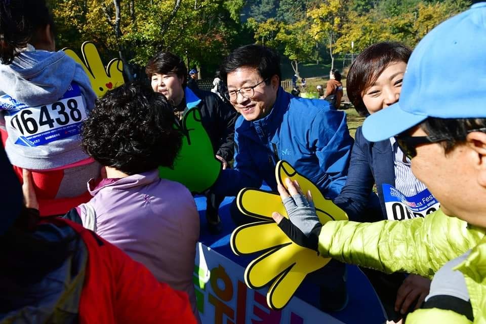 염태영 수원시장이 나눔워킹페스티벌에 참가한 시민들을 격려하고 있다.